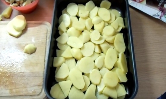 выкладываем картофель