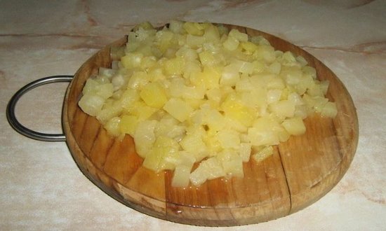 нарезаем ананасы