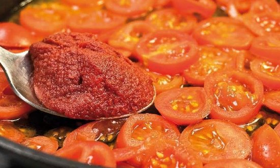 Обжариваем помидоры и томатную пасту