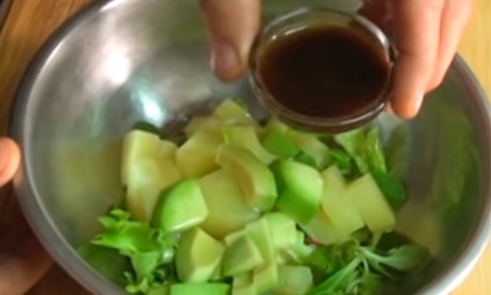 заправляем салат соусом и оливковым маслом