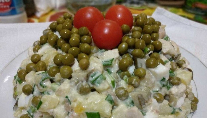 Салат оливье с курицей и солёными огурцами