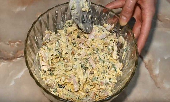 перемешать салат в миске