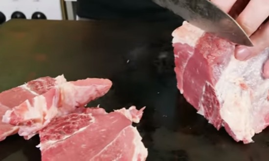 нарезаем говяжьи стейки