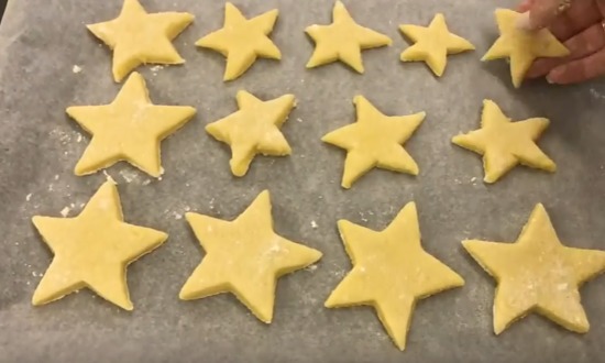 вырезаем печенье в виде звезд