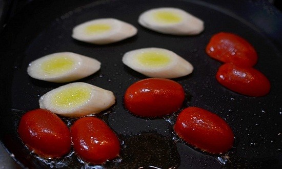 xsteik lososya zapechennii s pomidorami cherri