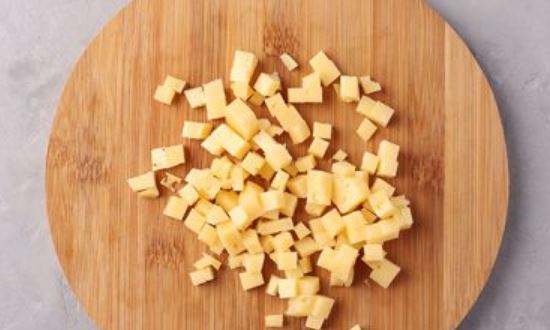 измельчаем сыр кубиками