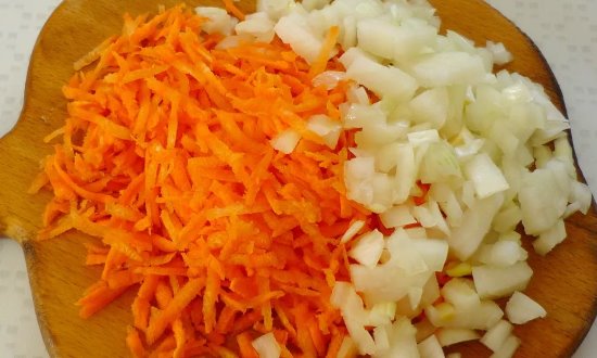 Измельчаем лук и морковь