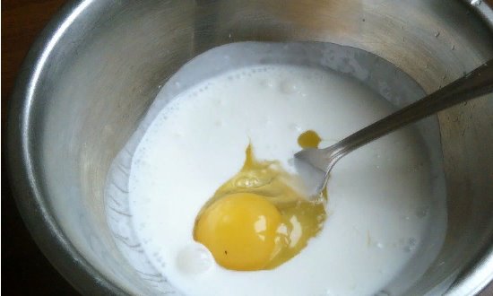 Кефир смешиваем с яйцом