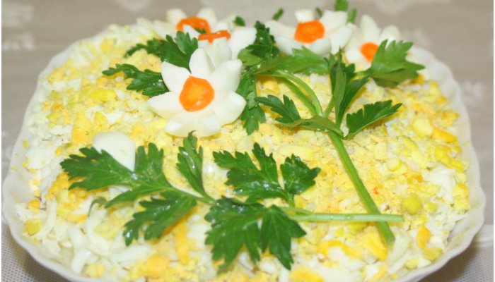 Салат невеста с копчёной курицей сыром и яйцом