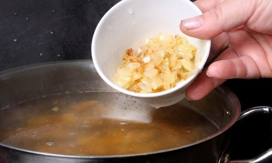 Выкладываем лук в суп