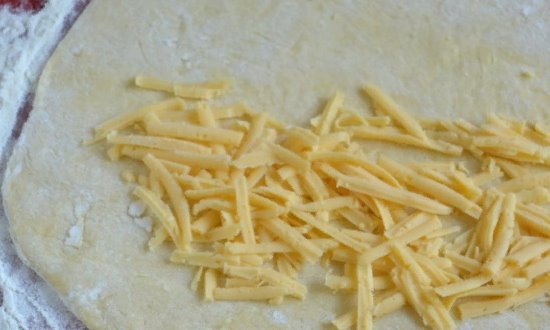 Выкладываем сыр на лепёшку
