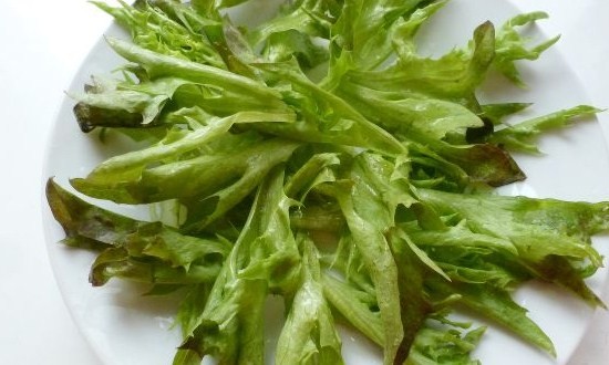 листья салата на салатнице