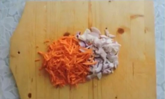 измельчили лук и морковь