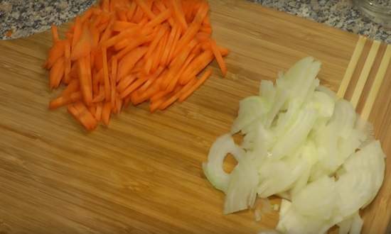 порезанные лук и морковь