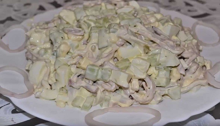 Простой салат с кальмарами