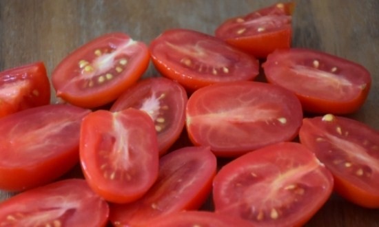 разрезать помидоры пополам