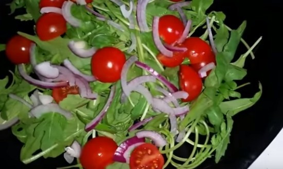 добавить помидоры и лук на рукколу