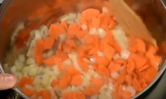 пассируем лук и морковку