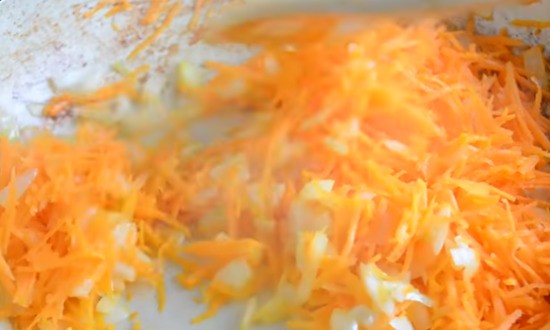 измельчаем лук с морковкой