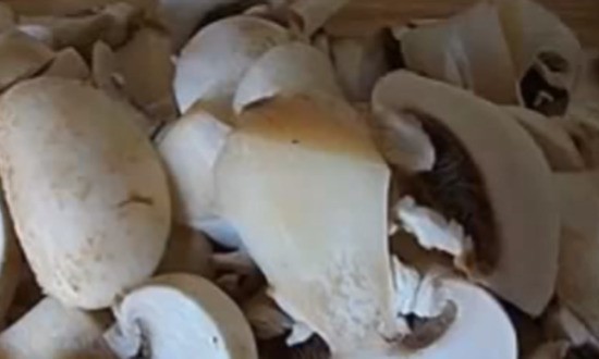 нарезаем грибы на четвертинки