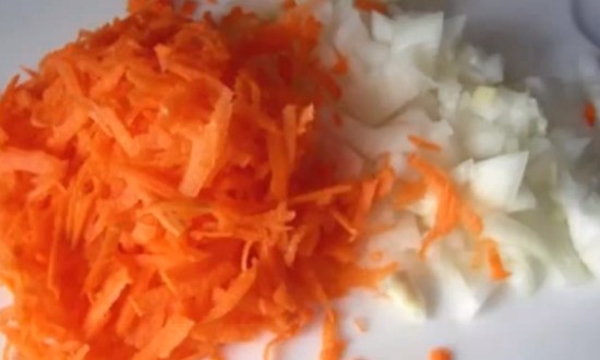 измельчаем лук и морковку
