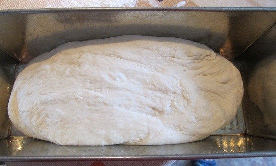 переложить тесто в форму