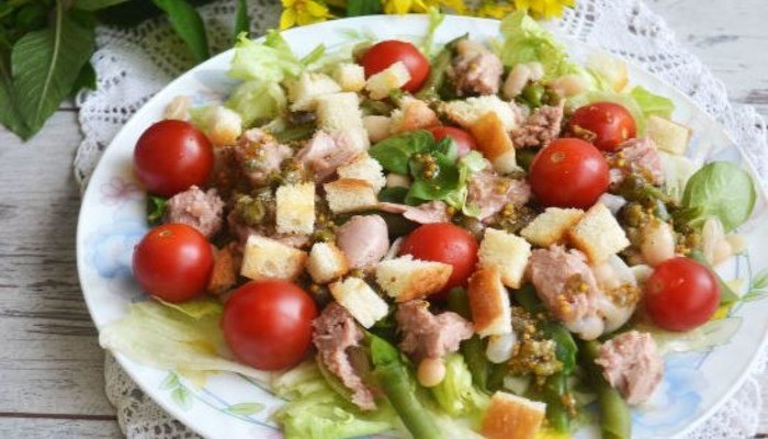 Салат с фасолью сухарями и помидорами