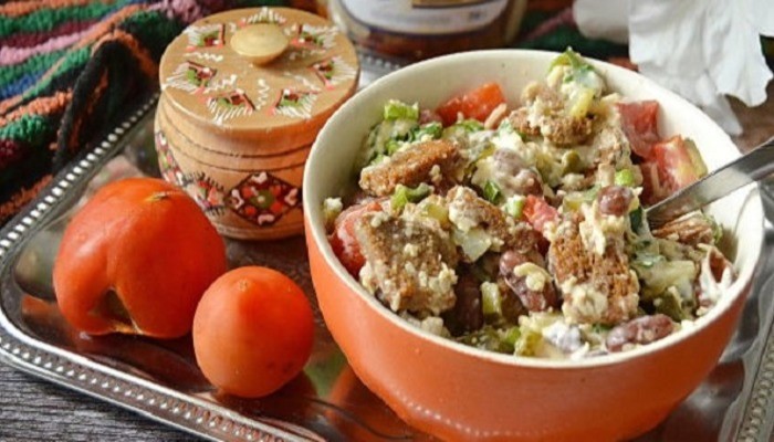Фасолевый салат «Обжорка» с колбасой и помидорами