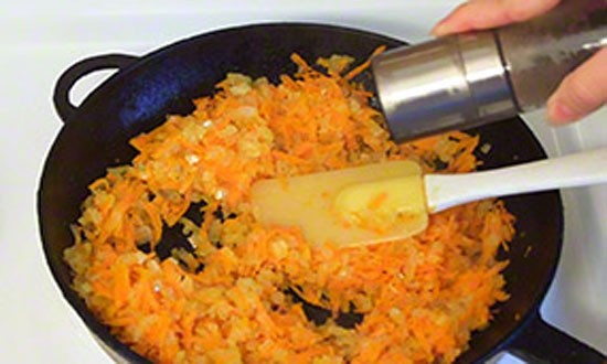 обжариваем лук и морковь на сковороде