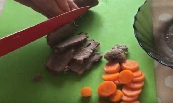 нарезать мясо 