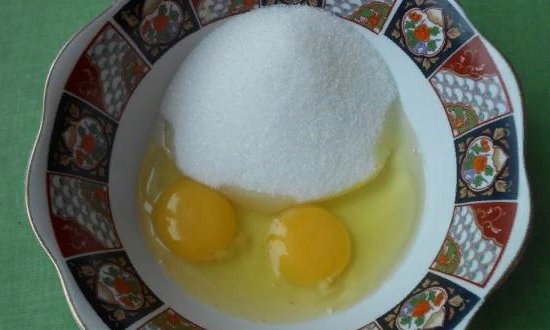 Взбиваем яйца с сахаром