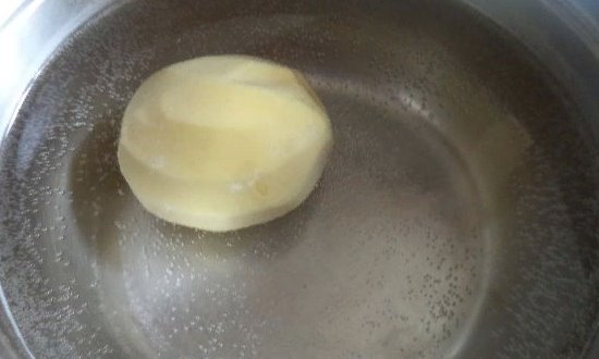 Отвариваем картофель