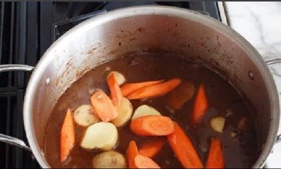 Морковь измельчаем и перекладываем в кастрюлю