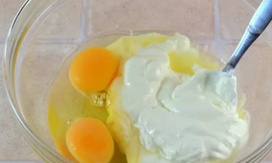 Смешиваем сметану и яйца