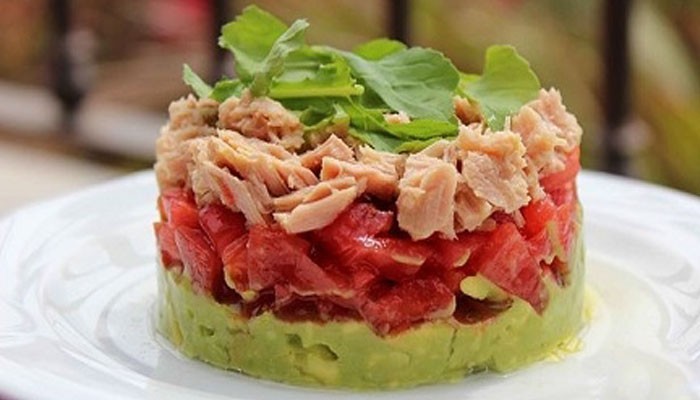 Слоёный салат с тунцом