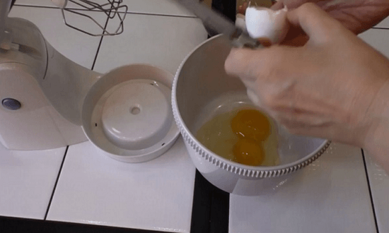 разбить яйца в чашу