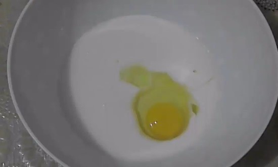 Кефир смешиваем с яйцом, солью и сахаром