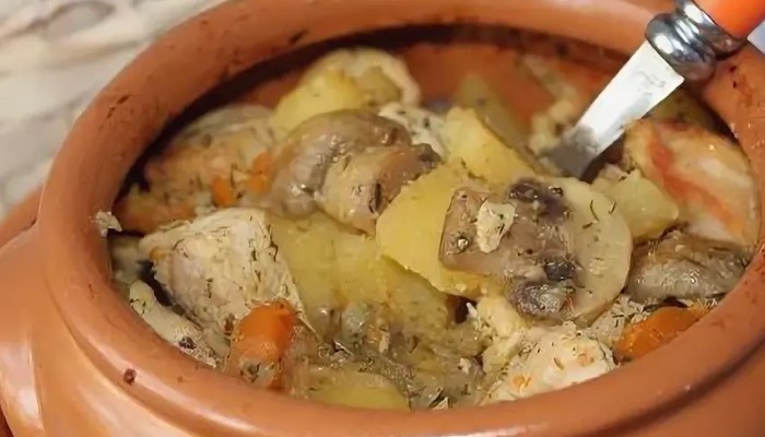 Картофель с мясом и грибами в горшочке