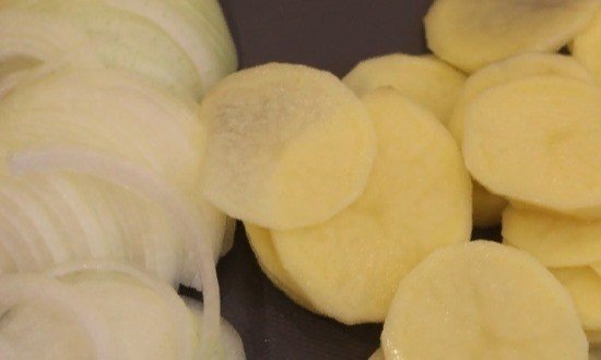 Режем картофель и лук