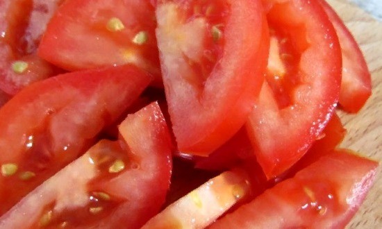 Измельчаем томаты
