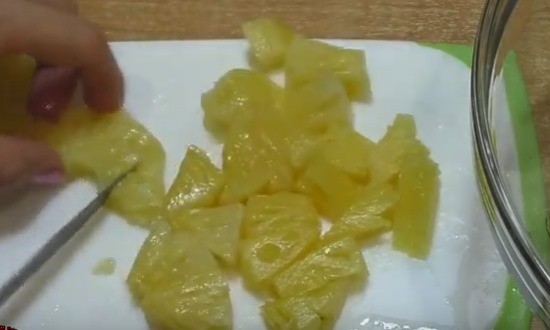 Измельчаем ананас