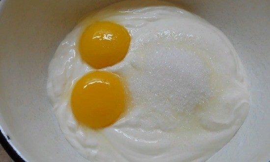 Яйца смешиваем со сметаной и сахаром