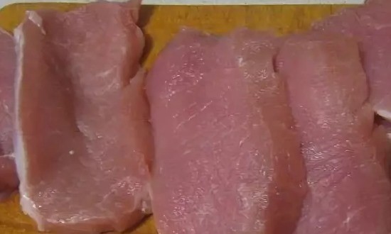 Разрезаем мясо на порционные куски