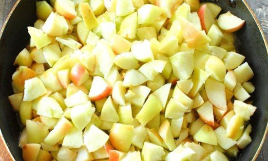 порезанные яблоки на сковороде
