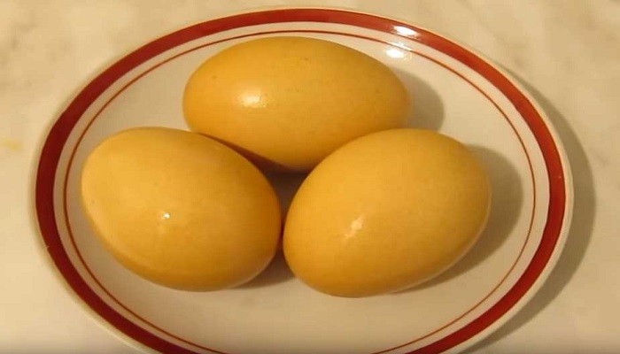 яйца крашеные куркумой