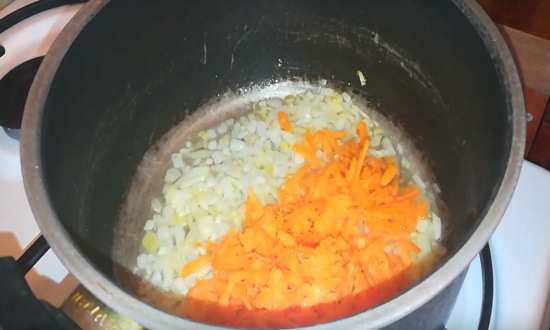 обжариваем лук, морковь в сковороде