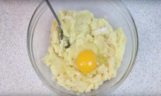 Яйцо в картофельном пюре
