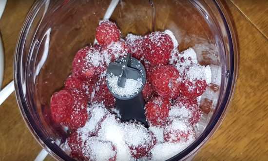 ягода с сахаром в блендере