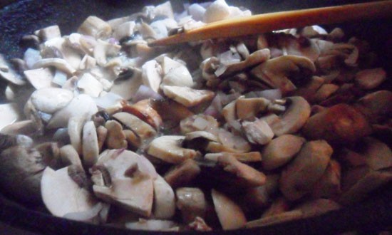обжариваем грибы для соуса