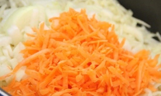 Измельчаем морковь и обжариваем с капустой